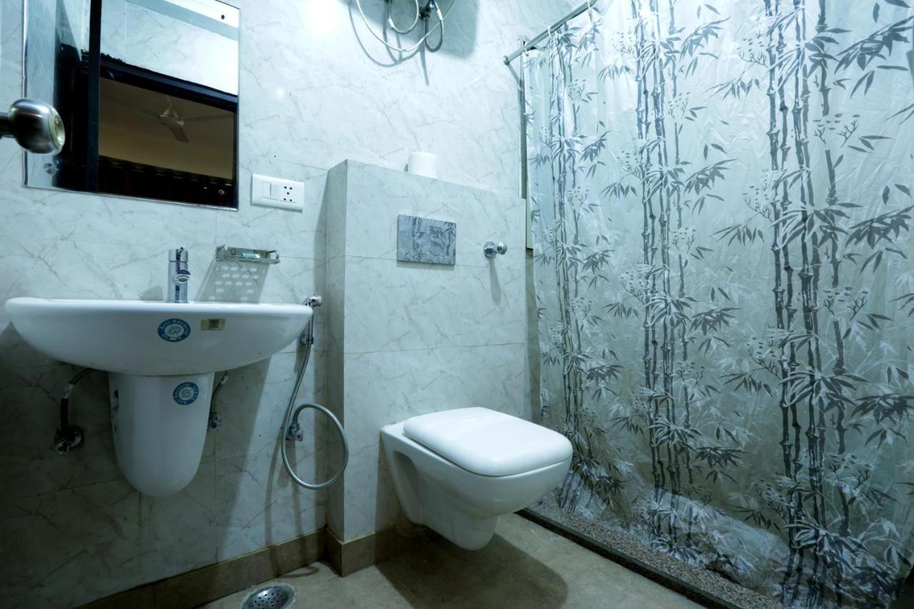Hotel Sky Wood At Airport 뉴델리 외부 사진