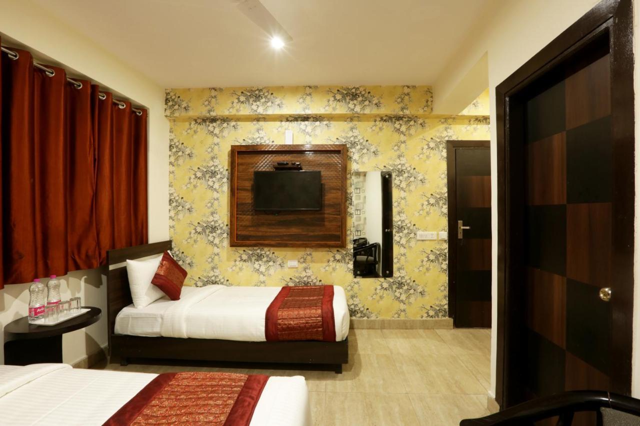 Hotel Sky Wood At Airport 뉴델리 외부 사진