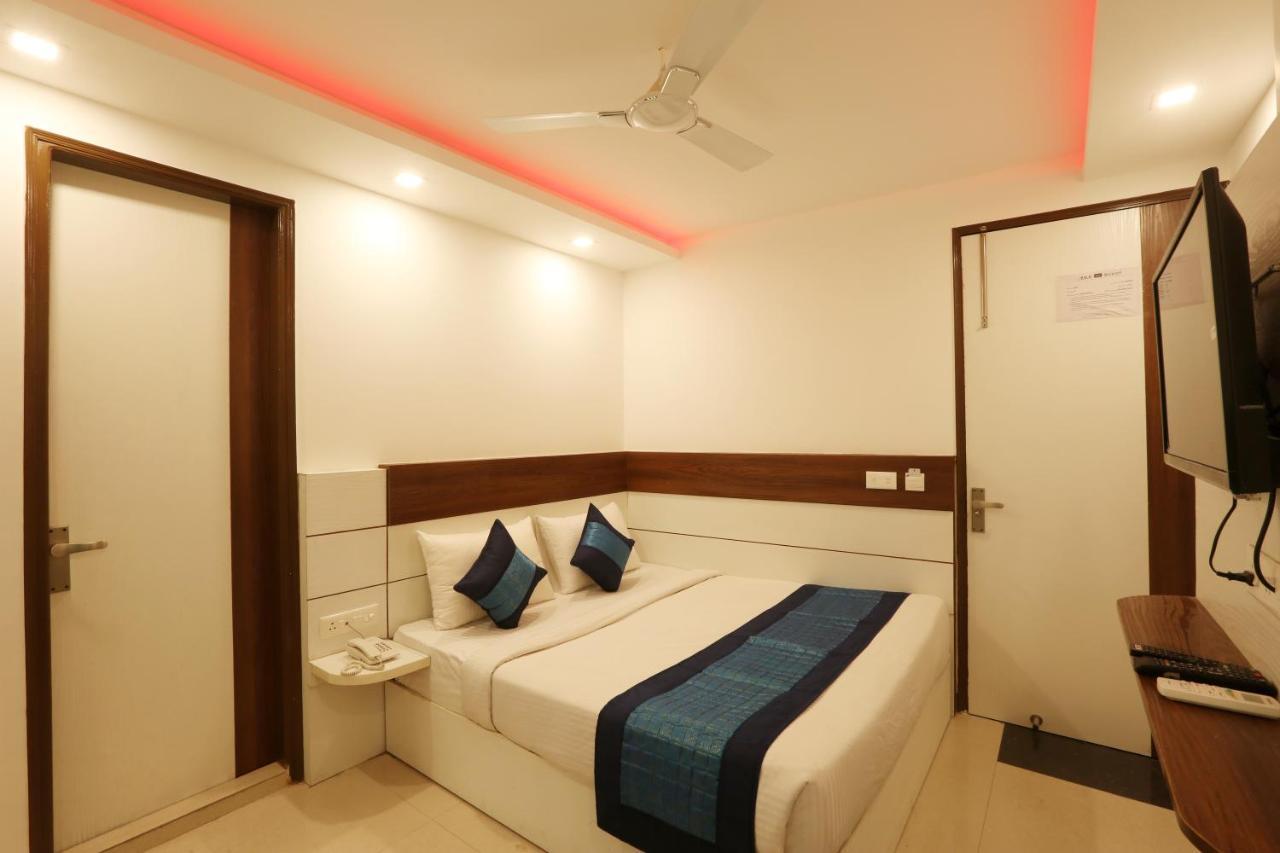 Hotel Sky Wood At Airport 뉴델리 외부 사진