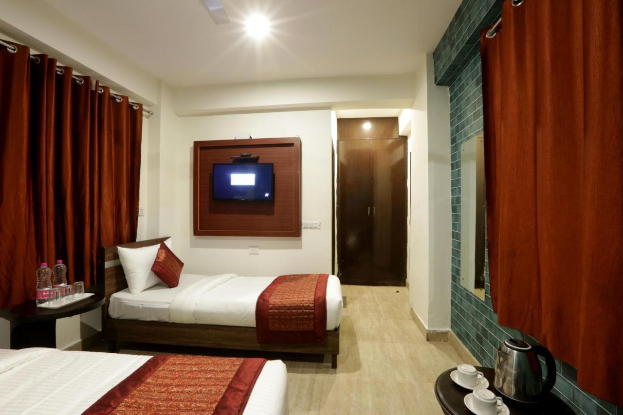 Hotel Sky Wood At Airport 뉴델리 외부 사진